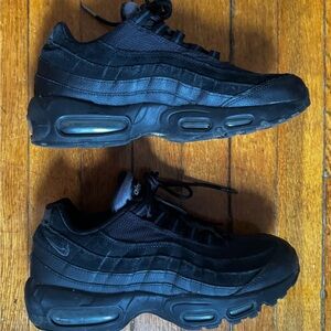 Nike Men’s Black Low-Top Sneakers